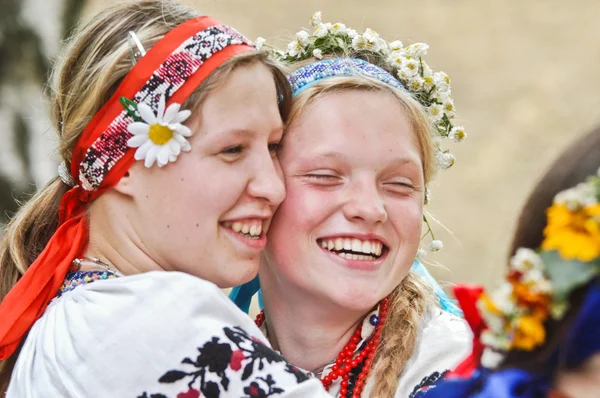 Flickor i traditionella ukrainska klänning. World music festival krainaen mriy (dream land). Kiev, Ukraina — Stockfoto
