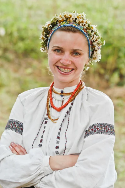 Chica en vestido tradicional ucraniano. World Music Festival Kraina Mriy (Dream Land). Kiev, Ucrania — Foto de Stock