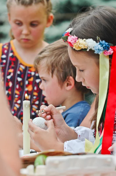 Menina em vestido tradicional ucraniano. Festival Mundial de Música Kraina Mriy (Dream Land). Kiev, Ucrânia — Fotografia de Stock