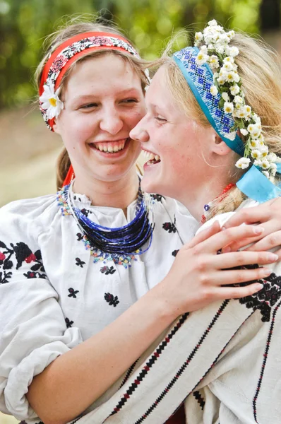 Flickor i traditionella ukrainska klänning. World music festival krainaen mriy (dream land). Kiev, Ukraina — Stockfoto