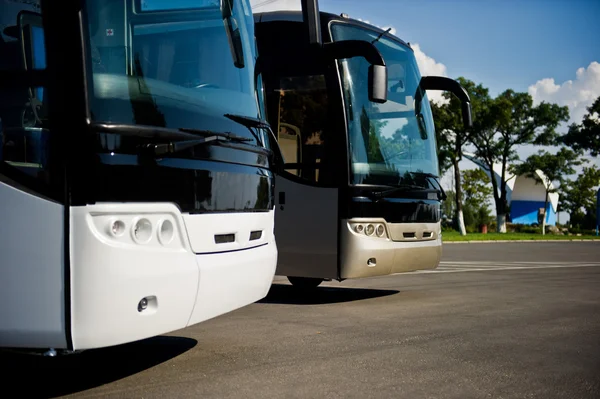 Ônibus branco e cinza — Fotografia de Stock