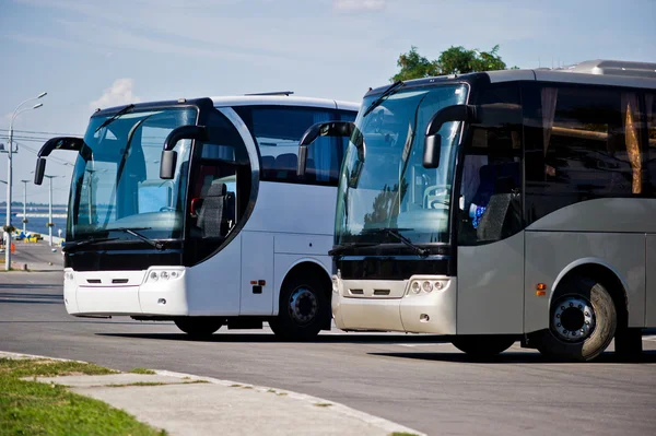 Autobus biały i szary — Zdjęcie stockowe