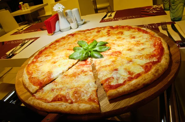 Duża pizza margherita — Zdjęcie stockowe