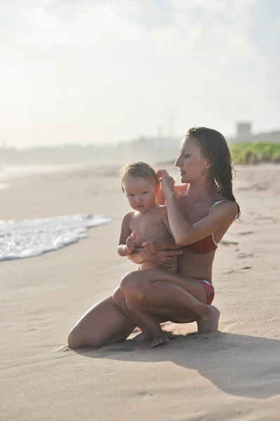 Liten pojke och mamma — Stockfoto