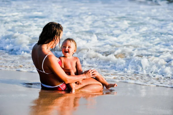 Liten pojke och mamma — Stockfoto