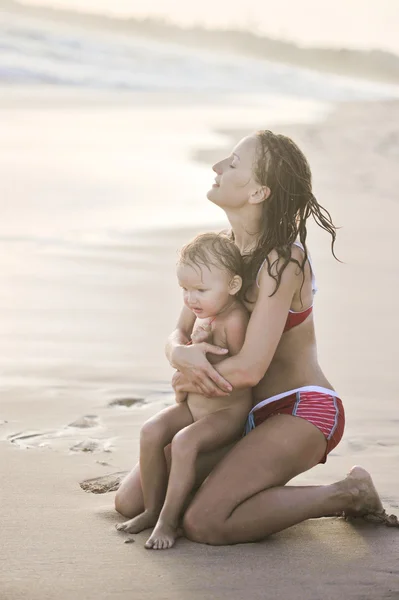 Liten pojke och mamma — Stockfoto