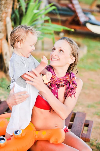 Liten pojke och mamma — Stockfoto