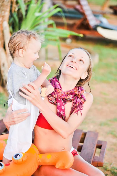 Liten pojke och mamma — Stockfoto