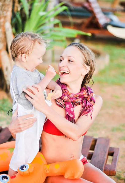 Liten pojke och mamma — Stockfoto