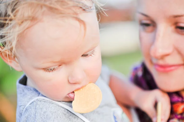 Little boy and mom — Stock Photo, Image