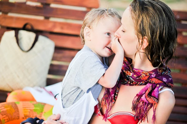 Liten pojke och mamma — Stockfoto