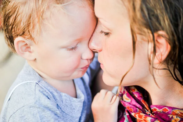 Pequeño niño y mamá — Foto de Stock