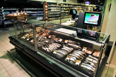 büyük bir süpermarkette balıkla dolu raflar
