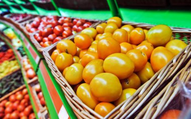 Bir çiftçinin Pazar taze domates
