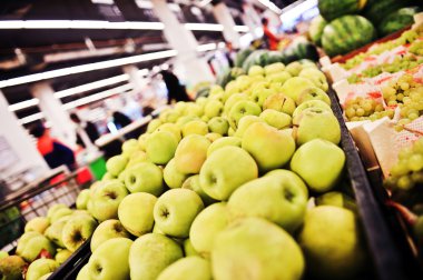 appels en druiven in de supermarkt
