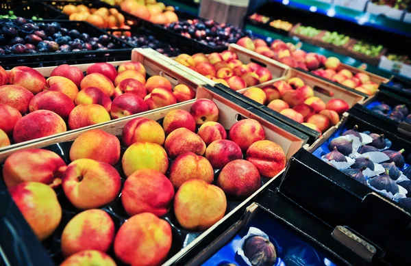 Perziken in de supermarkt — Stockfoto