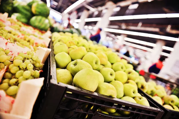 Äpplen och druvor i affären — Stockfoto