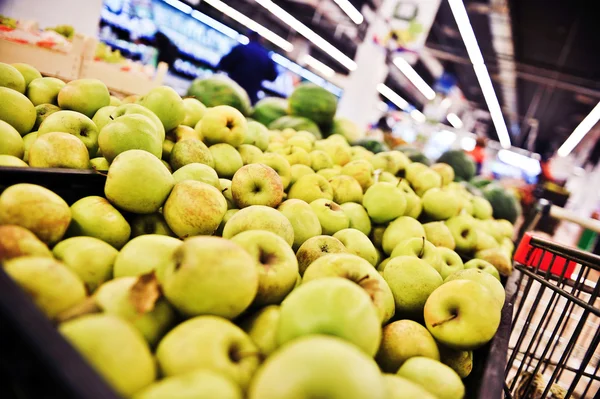 Äpfel im Supermarkt — Stockfoto