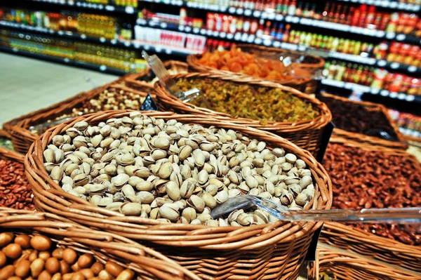 Орехи на рынке — стоковое фото