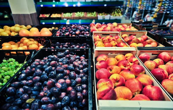 Perziken en pruimen in de supermarkt — Stockfoto