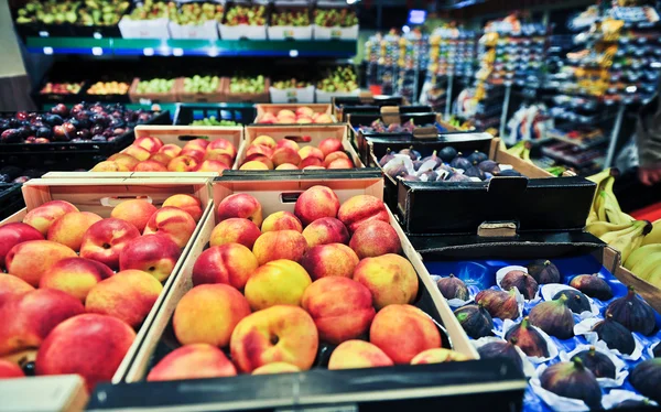 Pfirsiche und Feigen im Supermarkt — Stockfoto