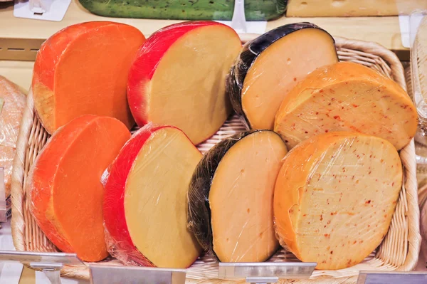 Fromage à pâte dure sur les étagères du magasin — Photo