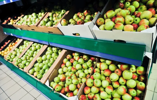 Apples at the grocery store — Stock Photo, Image