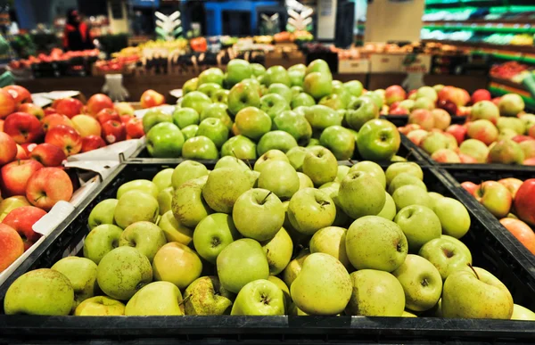Manzanas en la tienda de comestibles —  Fotos de Stock