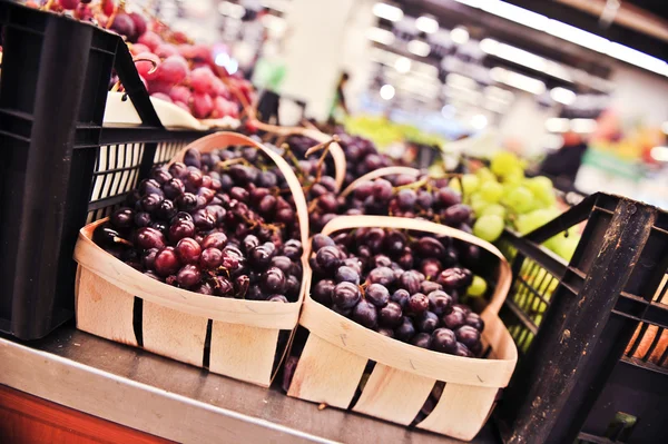 Виноград в продуктовом магазине — стоковое фото
