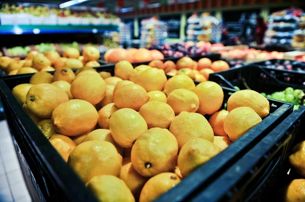 Zitronen im Supermarkt — Stockfoto