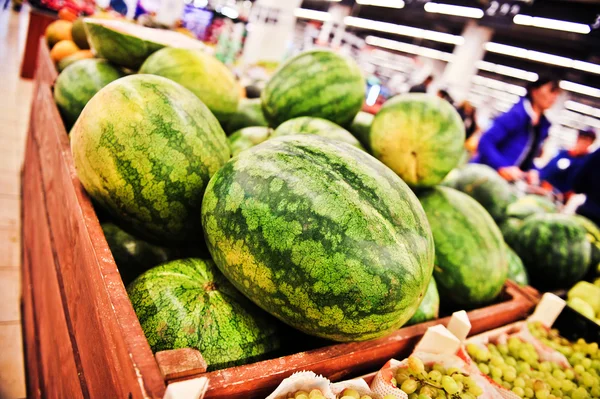 Wassermelonen in den Regalen — Stockfoto