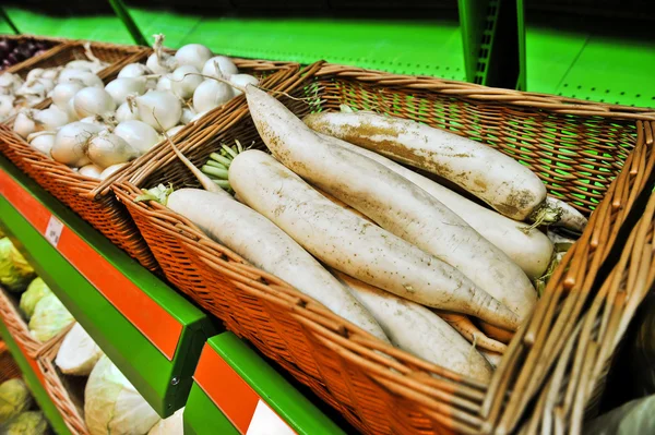 Frische Radieschen auf dem Markt — Stockfoto