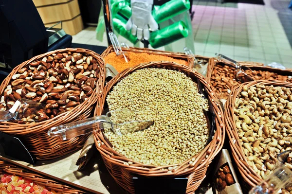 Frutos secos en el mercado —  Fotos de Stock