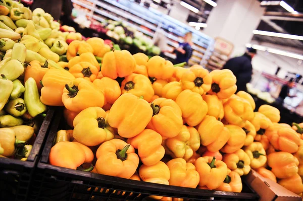 Orange paprika i butiken — Stockfoto