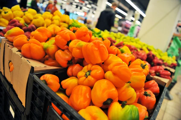 Peperoni arancioni al negozio — Foto Stock