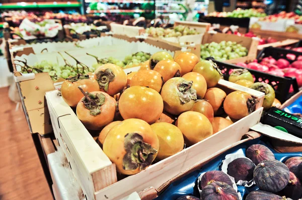 Persimmons na loja — Fotografia de Stock