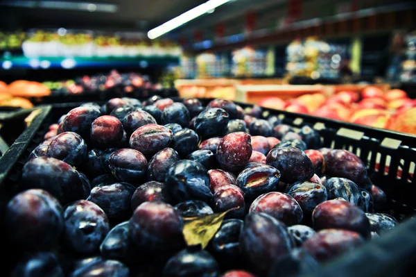 Pruimen in de supermarkt — Stockfoto