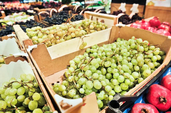 Druiven in de supermarkt — Stockfoto