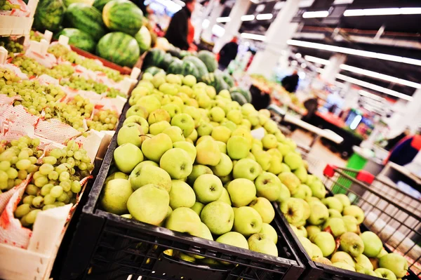 Mele e uva al supermercato — Foto Stock