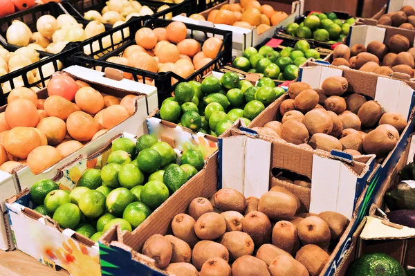 Fruit in store — Stock Photo, Image