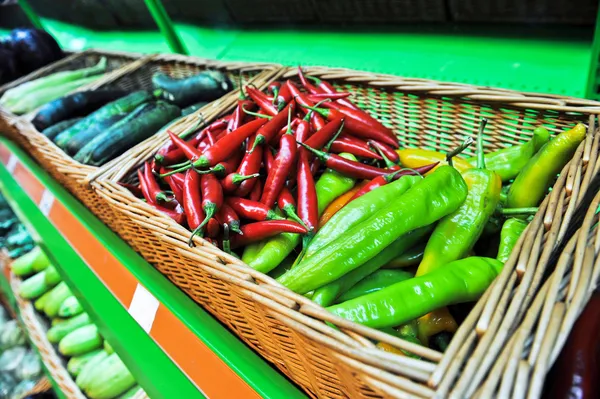 Red & green pepper in the store — Stock Photo, Image