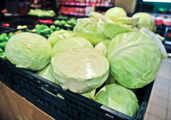 Produtos hortícolas e mercearias em supermercado — Fotografia de Stock