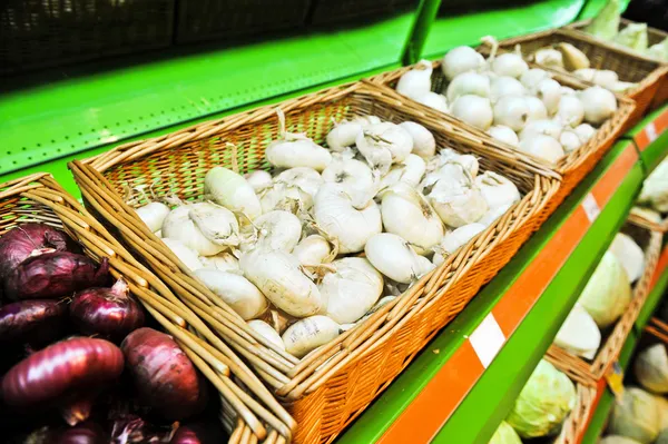 Zwiebeln im Laden — Stockfoto