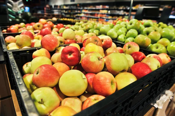 Äpfel im Supermarkt — Stockfoto