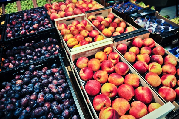 Pfirsiche und Pflaumen im Supermarkt — Stockfoto