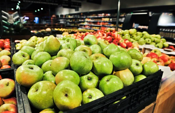 Äpfel im Supermarkt — Stockfoto