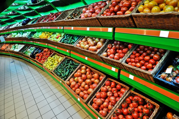 Schappen met groenten in een winkel — Stockfoto