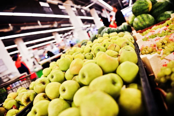 Manzanas y uvas en la tienda de comestibles — Foto de Stock