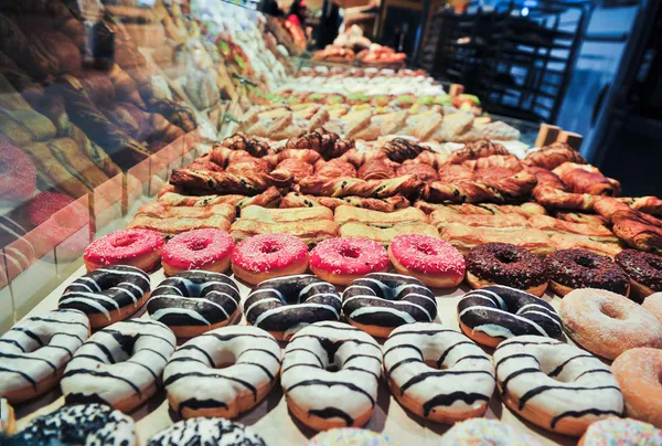 Vários tipos de pão na prateleira na padaria — Fotografia de Stock