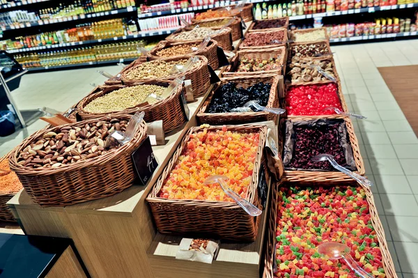 Nozes no mercado — Fotografia de Stock